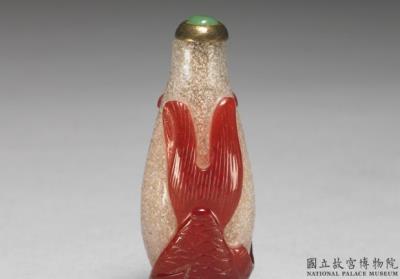 图片[2]-Red-on-snowing-white glass overlay snuff bottle with a carp-and-pearl design, 18th -19th century, Qing dynasty-China Archive